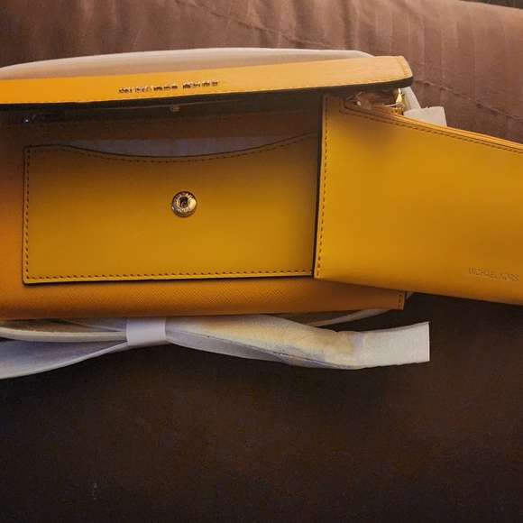 🏷NWT Michael Kors 2 piece Convertible crossbody - Picture 8 of 8